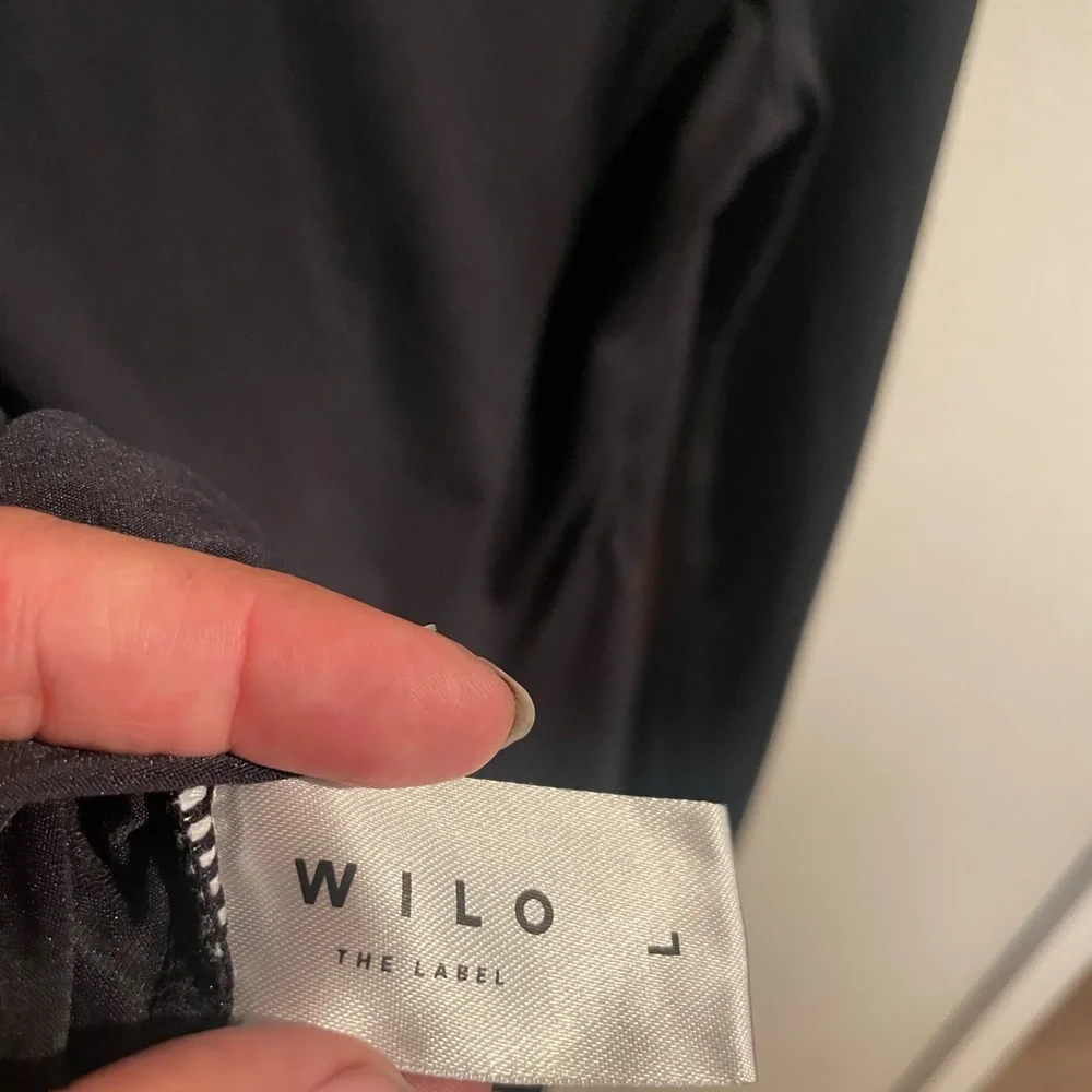 Wilo The Label Women's Black‎ Movement Twist Layer Top Round Neck Pullover Large - Picture 6 of 6